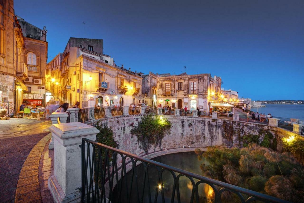 דירות סירקוזה Casa Corso Umberto I, Historic Main Street מראה חיצוני תמונה