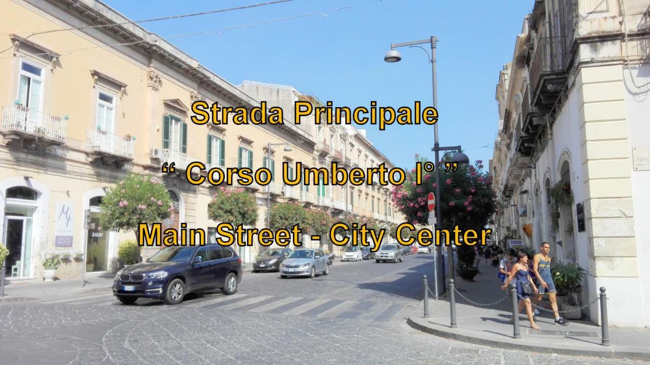 דירות סירקוזה Casa Corso Umberto I, Historic Main Street מראה חיצוני תמונה